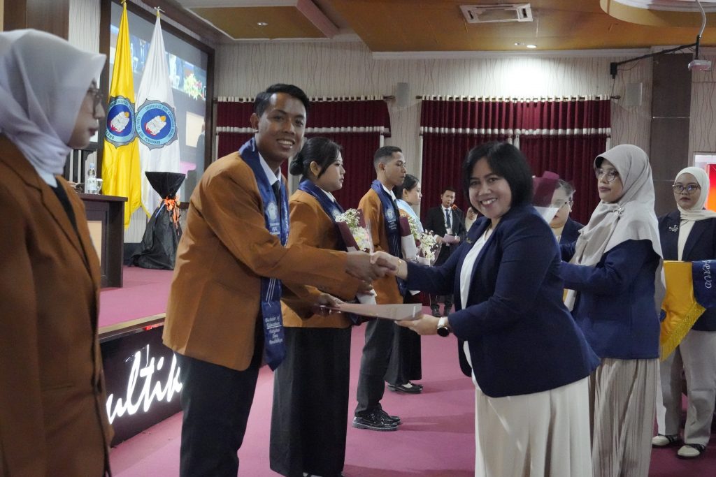 Kuliah Sambil Kerja demi Senyum Ibu, Rizal Berhasil Raih Gelar Lulusan Terbaik Pendidikan Geografi Unikama